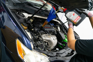 MOTUL 300V 5W40 Engine Oil Service Package + LIQUI MOLY Catalytic System Clean: Toyota Camry 2.4A (JDM)